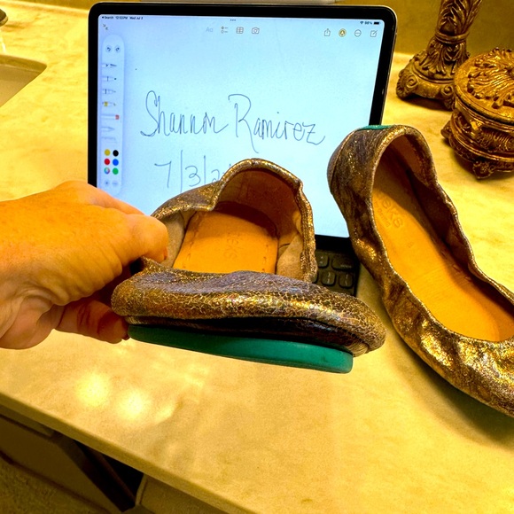 Tieks Love Potion 2024 release size 8, brand new in box. Unavailable release. - Picture 2 of 7